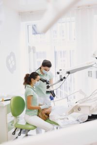 Chirurgien-dentiste préparant la valorisation de son cabinet avant une cession avec un expert-comptable